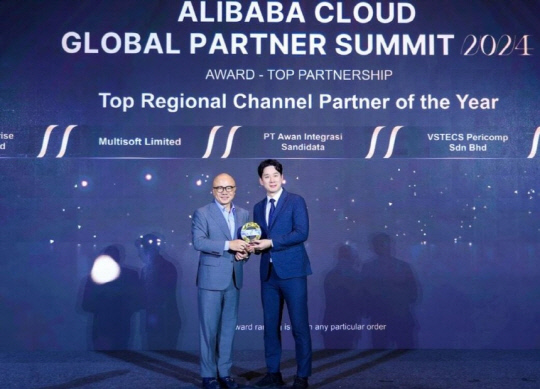 선종윤(오른쪽) 메가존소프트 이사와 레오 리우 알리바바 클라우드 인텔리전스 그룹 북아시아태평양 지역 총괄 대표 겸 인터내셔널 비즈니스 부문 부사장이 '알리바바 클라우드 글로벌 파트너 서밋 2024'에서 기념사진을 촬영하고 있다. 메가존소프트 제공